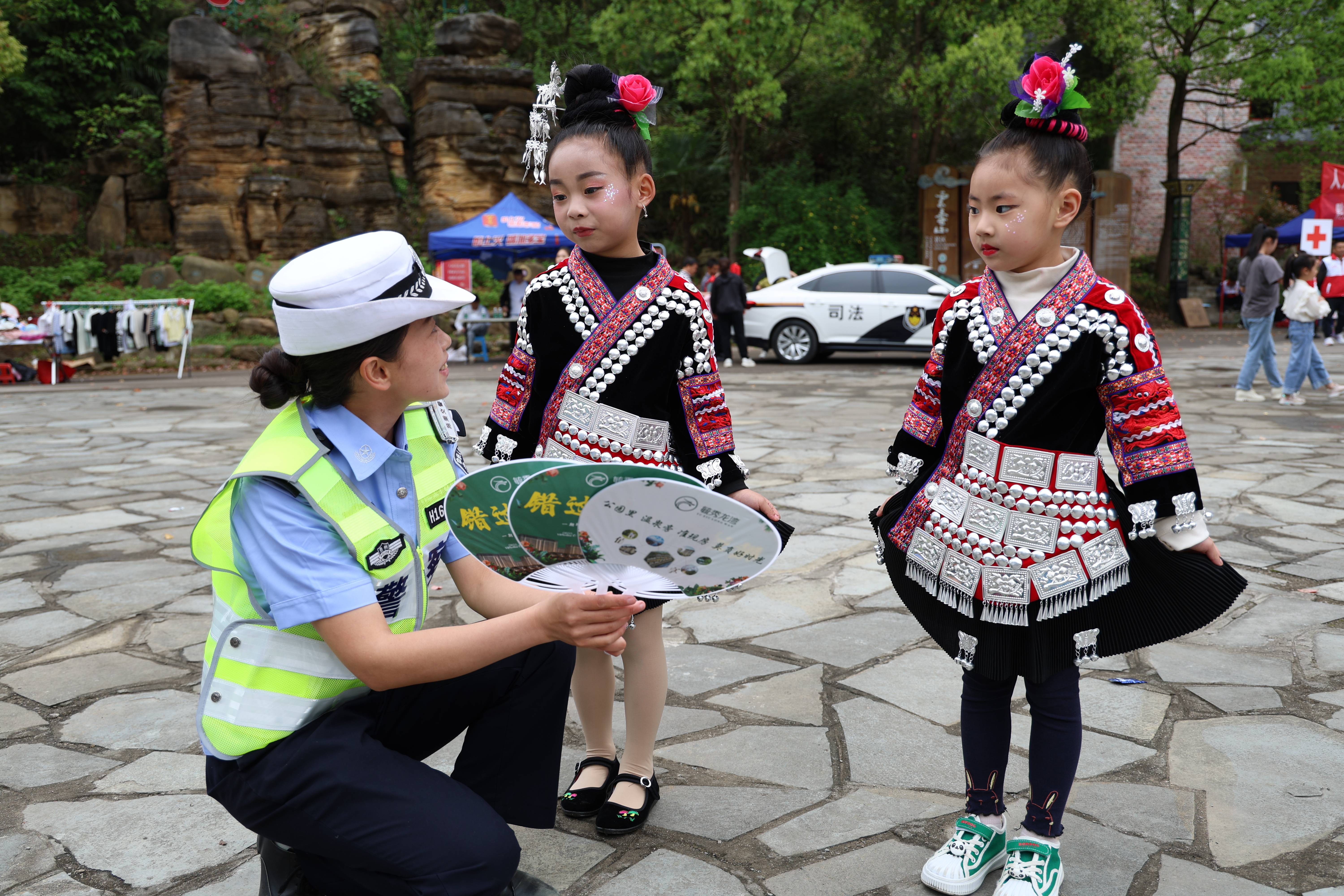 皇冠登一登二登三区别_“三月三”登云台山 交警路面护平安