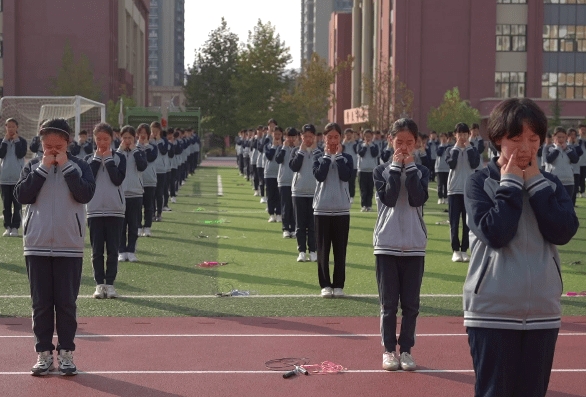 皇冠体育官网_阳光洒满操场皇冠体育官网，活力充盈校园——皇冠中学阳光体育活动精彩纷呈