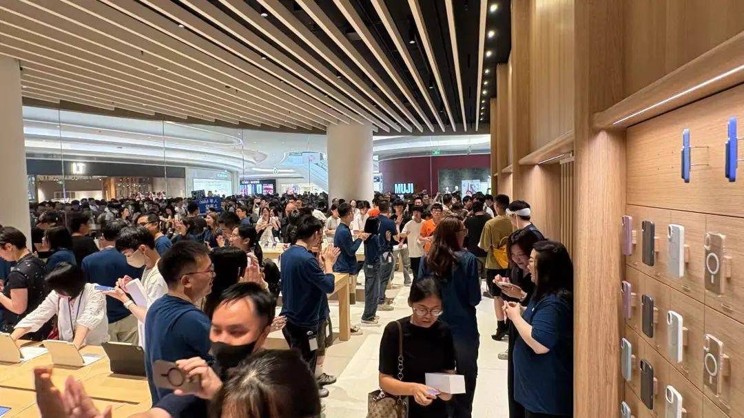 英格兰甲组联赛_大量深圳人涌入英格兰甲组联赛！有人通宵“打地铺”排队……