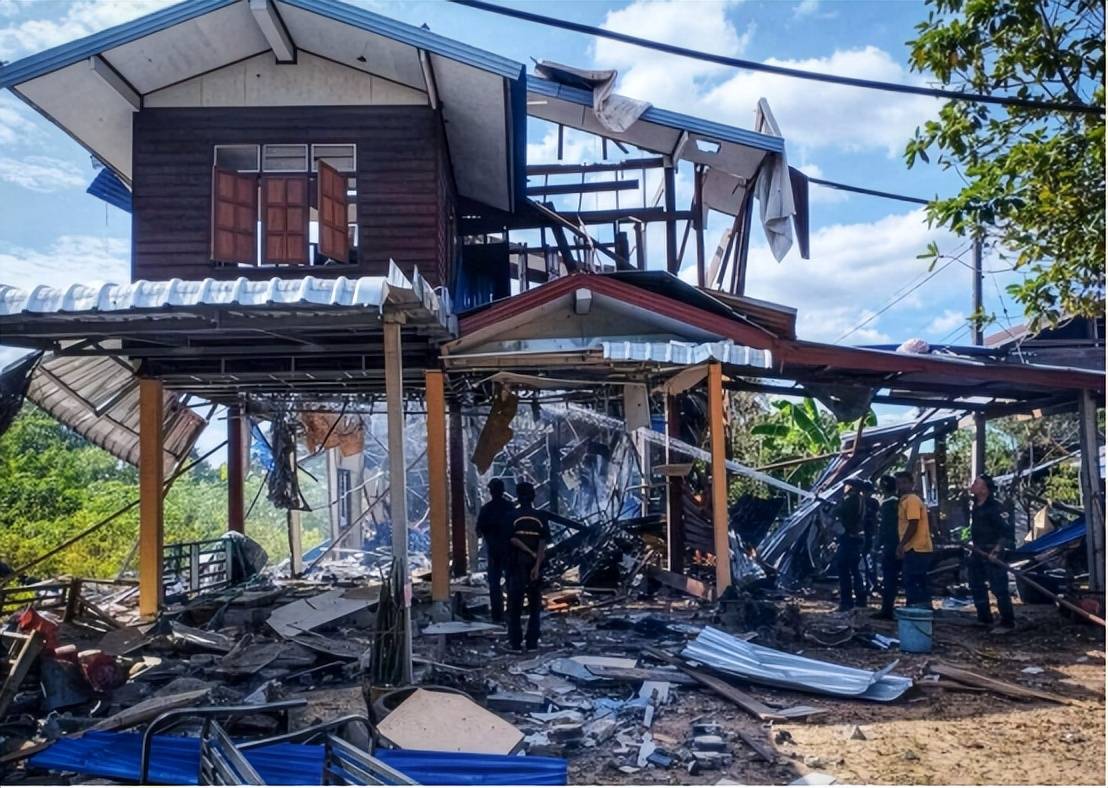 皇冠信用網占成代理
_洪森父子没想到皇冠信用網占成代理
,柬埔寨丢盔弃甲,大量武器落到泰国手中,连泰国湾也被泰军封锁!