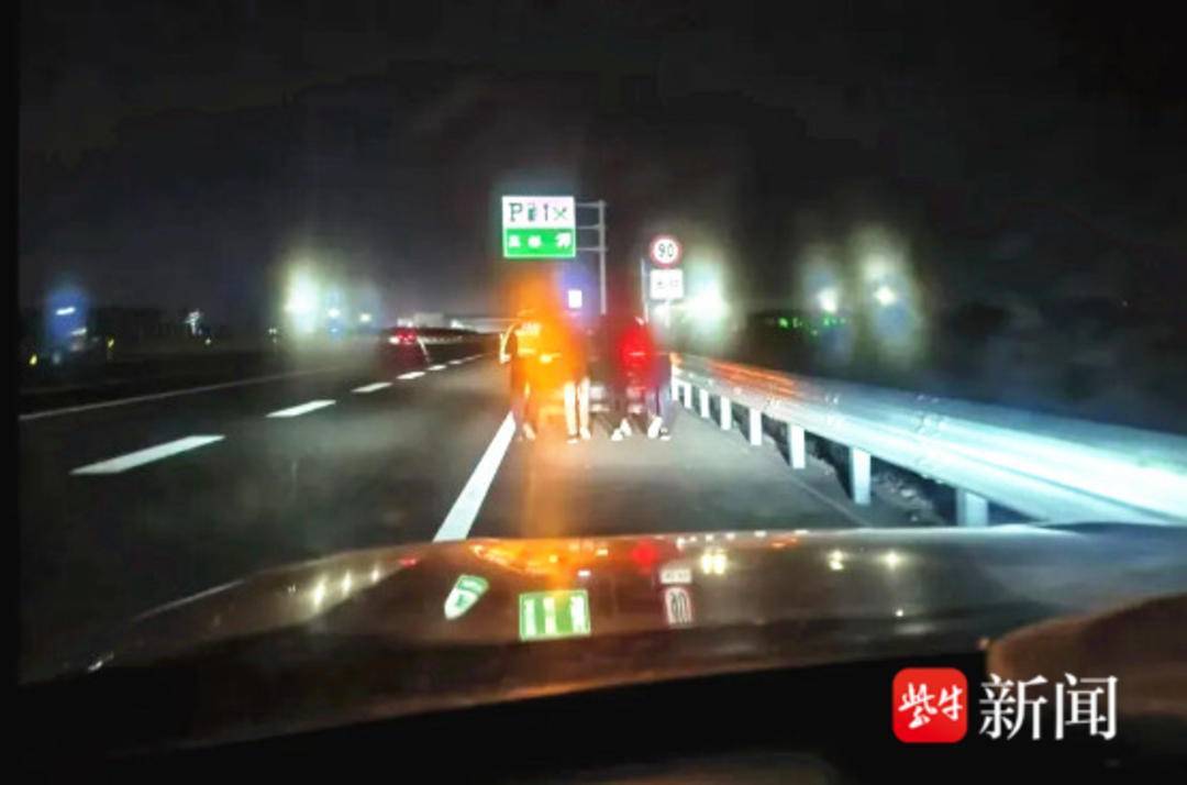 SSG登陆者Vs NC恐龙_高速公路罕见场景：1人车内“把方向”SSG登陆者Vs NC恐龙，3人车后奋力推