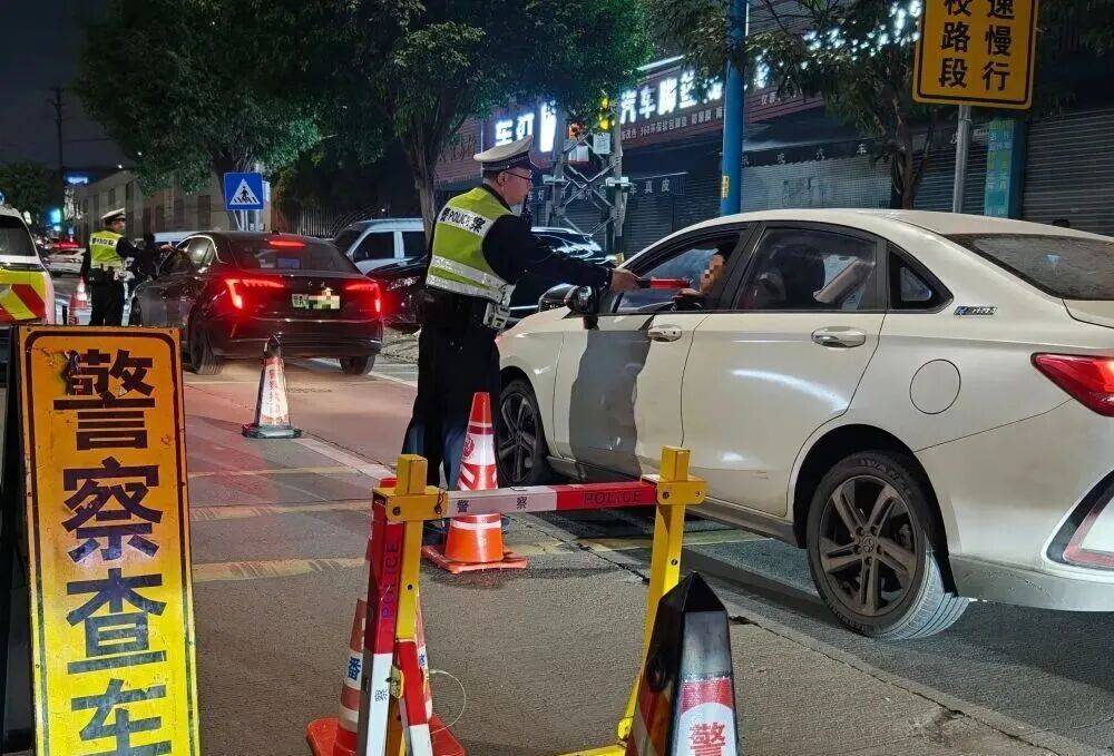 电竞足球-42H GG联赛(2 × 4分钟)_连摔6次电竞足球-42H GG联赛(2 × 4分钟)，抢救无效身亡！广东交警：将严查