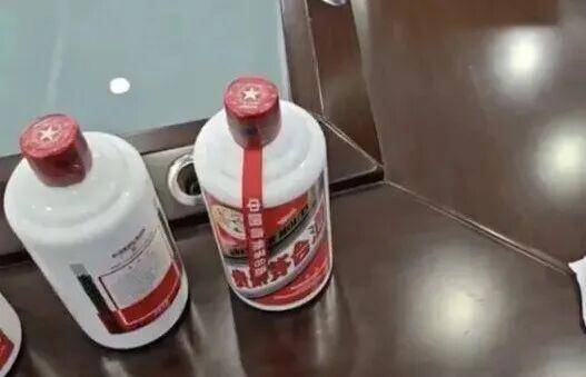 五大联赛转会汇总
_男子自带3瓶茅台全被服务员掉包五大联赛转会汇总
,开席时发现日期、批次均不符