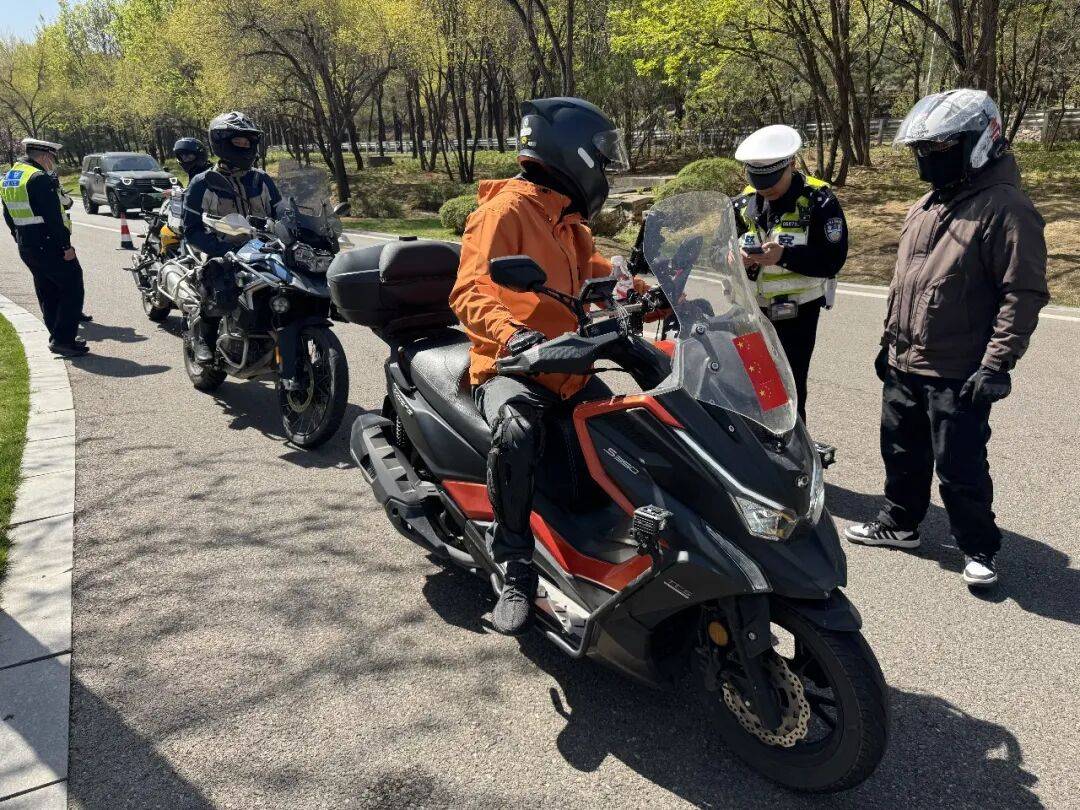 皇冠信用网在哪里开通_2个多小时皇冠信用网在哪里开通，北京交警拦停六七十辆摩托车