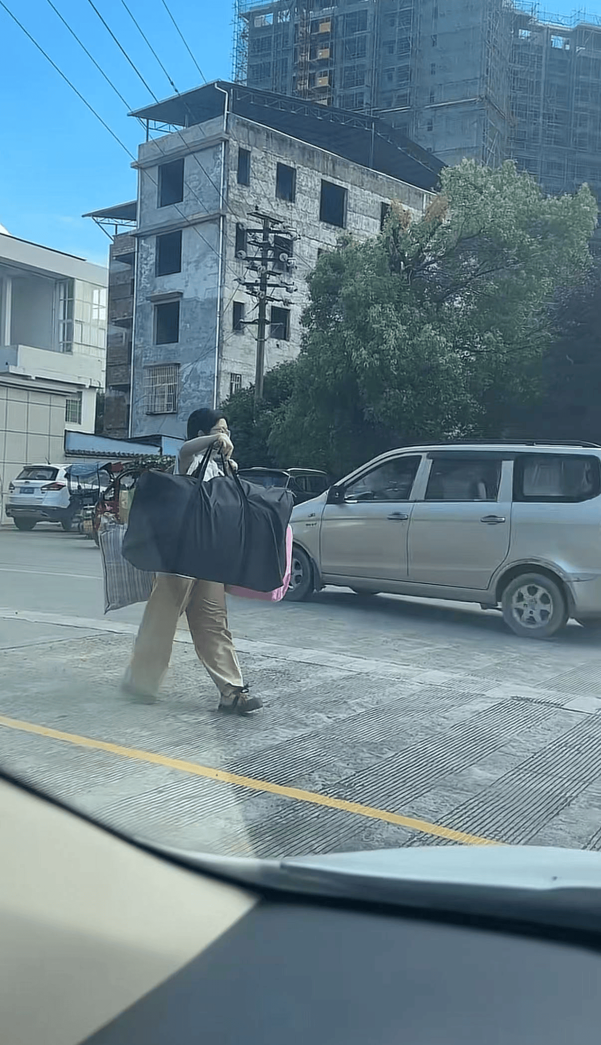 皇冠世界杯
_广西一女生高考结束后独自挑行李回家感动全网皇冠世界杯
，学校：她很朴实，老师们评价都很高