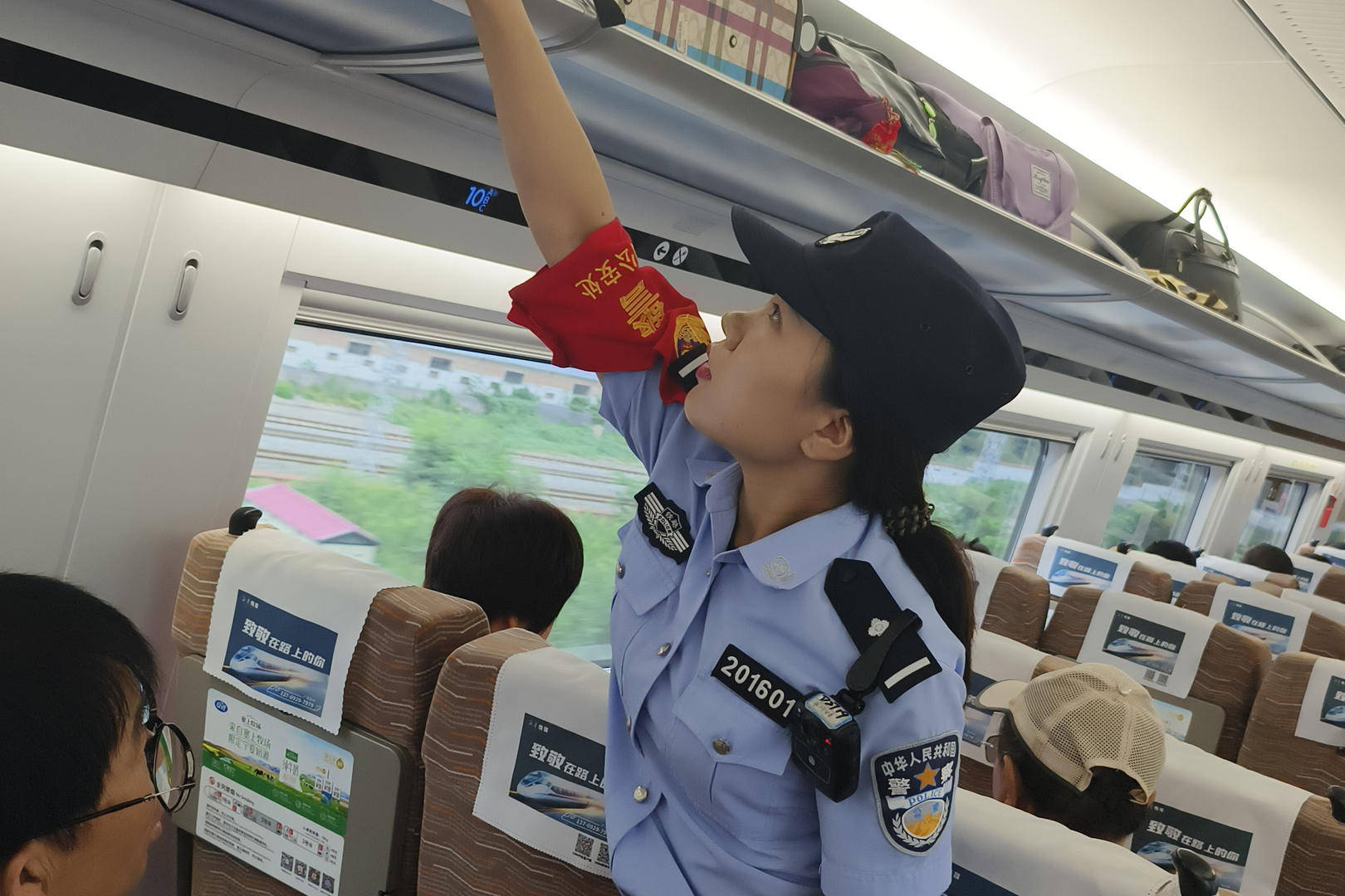皇冠信用网如何注册_当事女乘客回应“穿吊带乘高铁收到提示卡片”：没冒犯皇冠信用网如何注册，未评判穿着，安全感满满