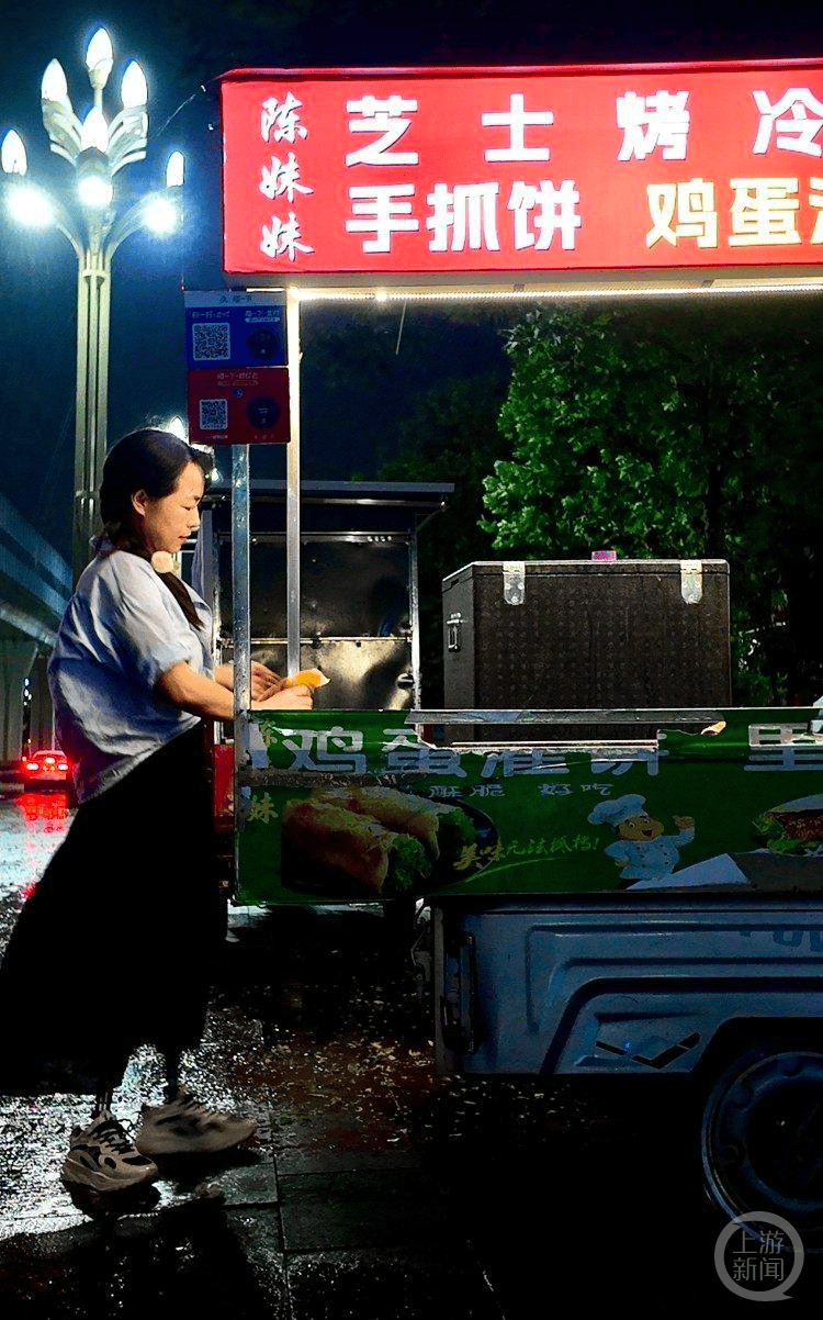 皇冠信用_失去双腿的她在夜市摆摊 成皇冠信用了夜市里的“团宠”