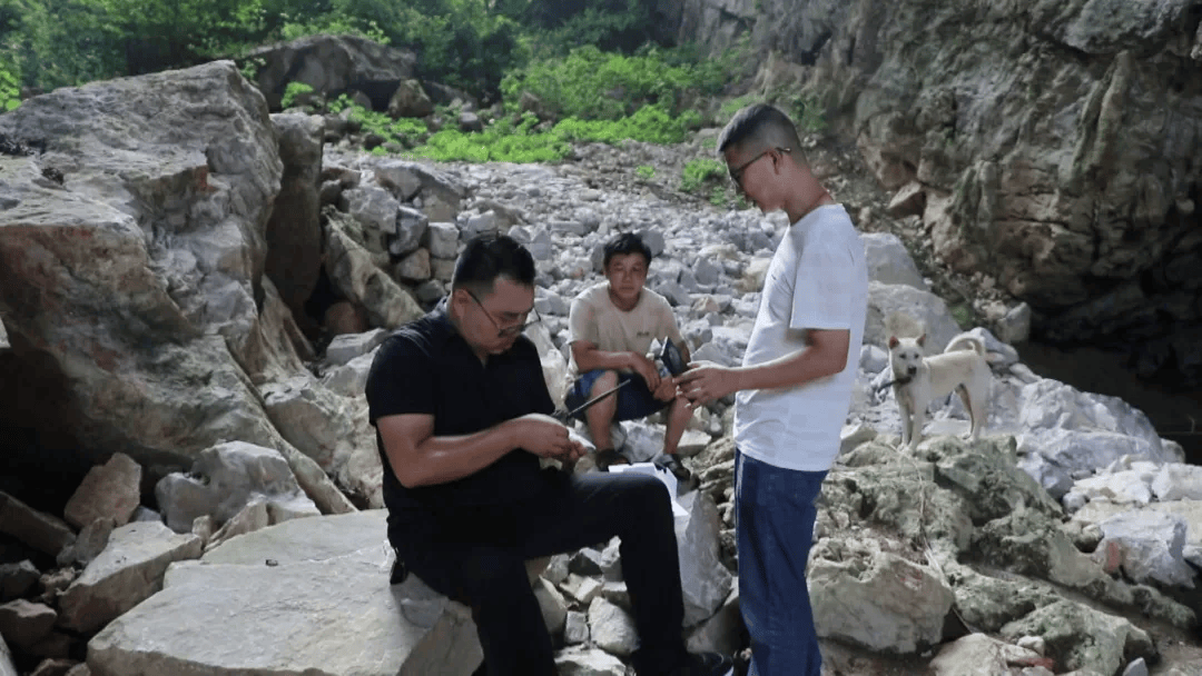 日本J2联赛
_广西一村疑现大型野生动物:脚印如拳大日本J2联赛
,目击者称其黄黑相间,当地已装监测设备