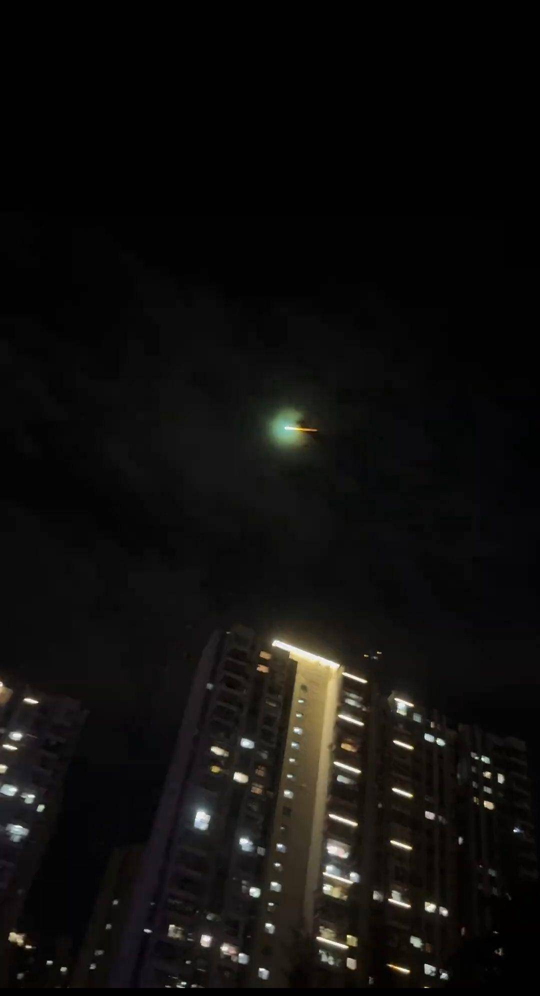 皇冠信用盘账号开通_福建多地夜空现不明飞行物？目击者称速度极快放蓝绿色光芒皇冠信用盘账号开通，专家回应