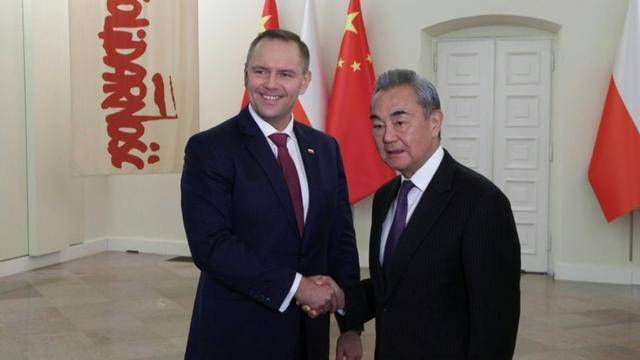 皇冠信用网站_波兰承诺:确保中欧班列畅通!勒索中国一石三鸟皇冠信用网站,我们如何破局?