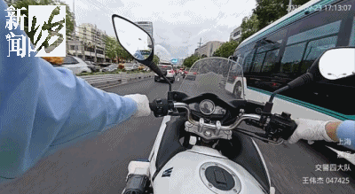 皇冠信用网代理登3_事发上海晚高峰!汹涌车流中皇冠信用网代理登3,一男子绝望跳车,直奔民警而去……