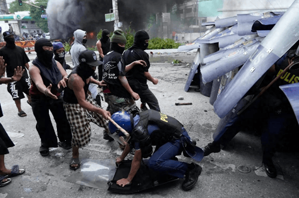 皇冠信用網代理申条件_总统府前被烧成火海皇冠信用網代理申条件,总统却下落不明!菲律宾一夜变天,20城全乱了