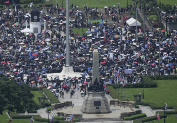 皇冠信用網代理申条件_总统府前被烧成火海皇冠信用網代理申条件,总统却下落不明!菲律宾一夜变天,20城全乱了