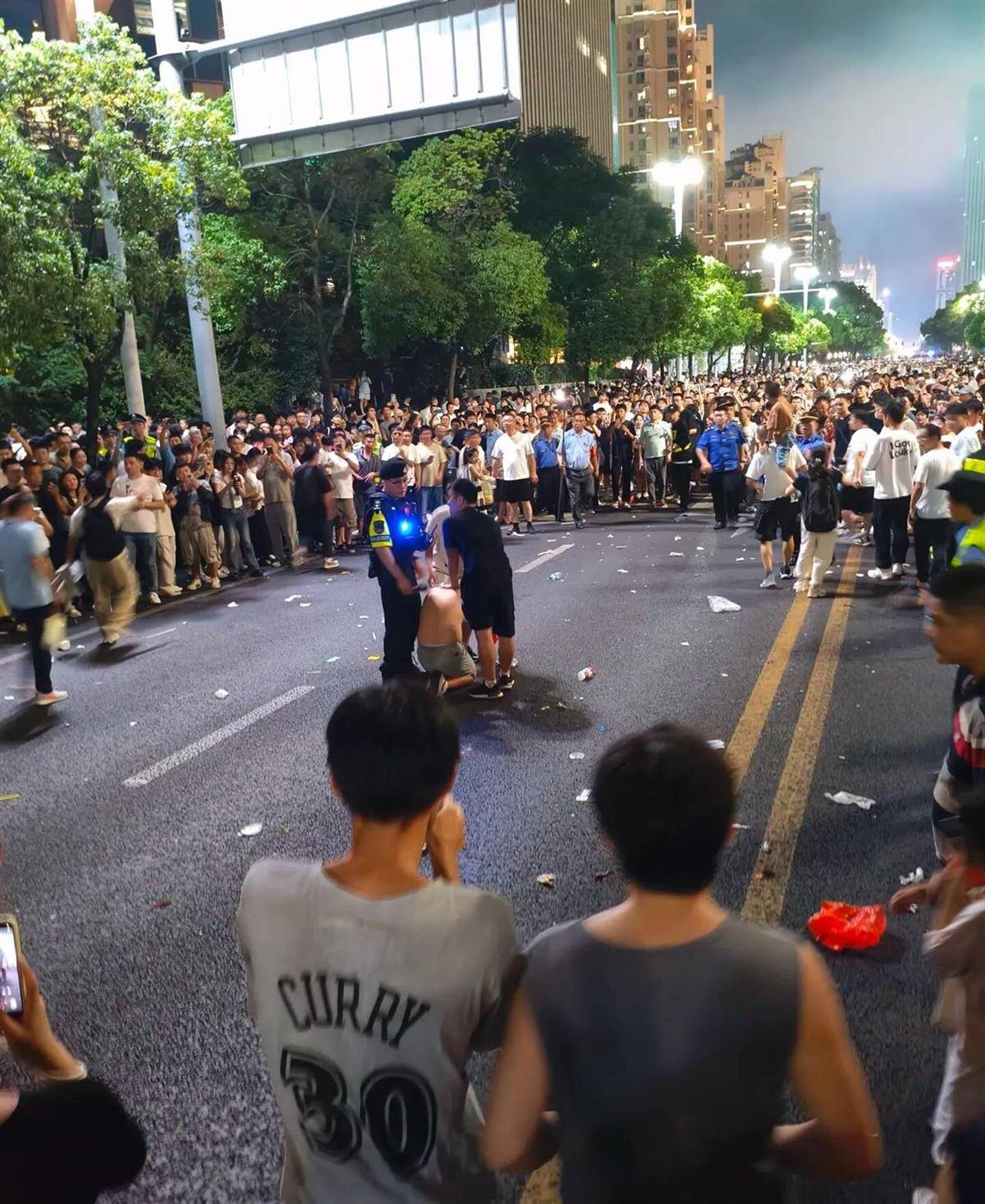 皇冠登录地址_男子手拿折扇逛街却被看成持刀皇冠登录地址,被路人踹倒抓进派出所,当事人:至今都是蒙的