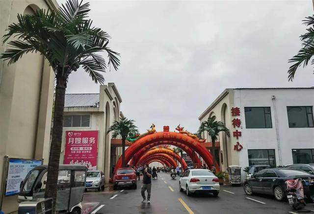 皇冠足球平台在哪里注册_山东一酒店一天办8场婚礼皇冠足球平台在哪里注册,新人共用一个充气拱门,酒店称免费提供:大家都想放前面,顺序不好协调