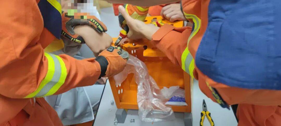 皇冠信用网代理申请_“同学皇冠信用网代理申请,别乱伸手!”中学生因贪玩手指被卡