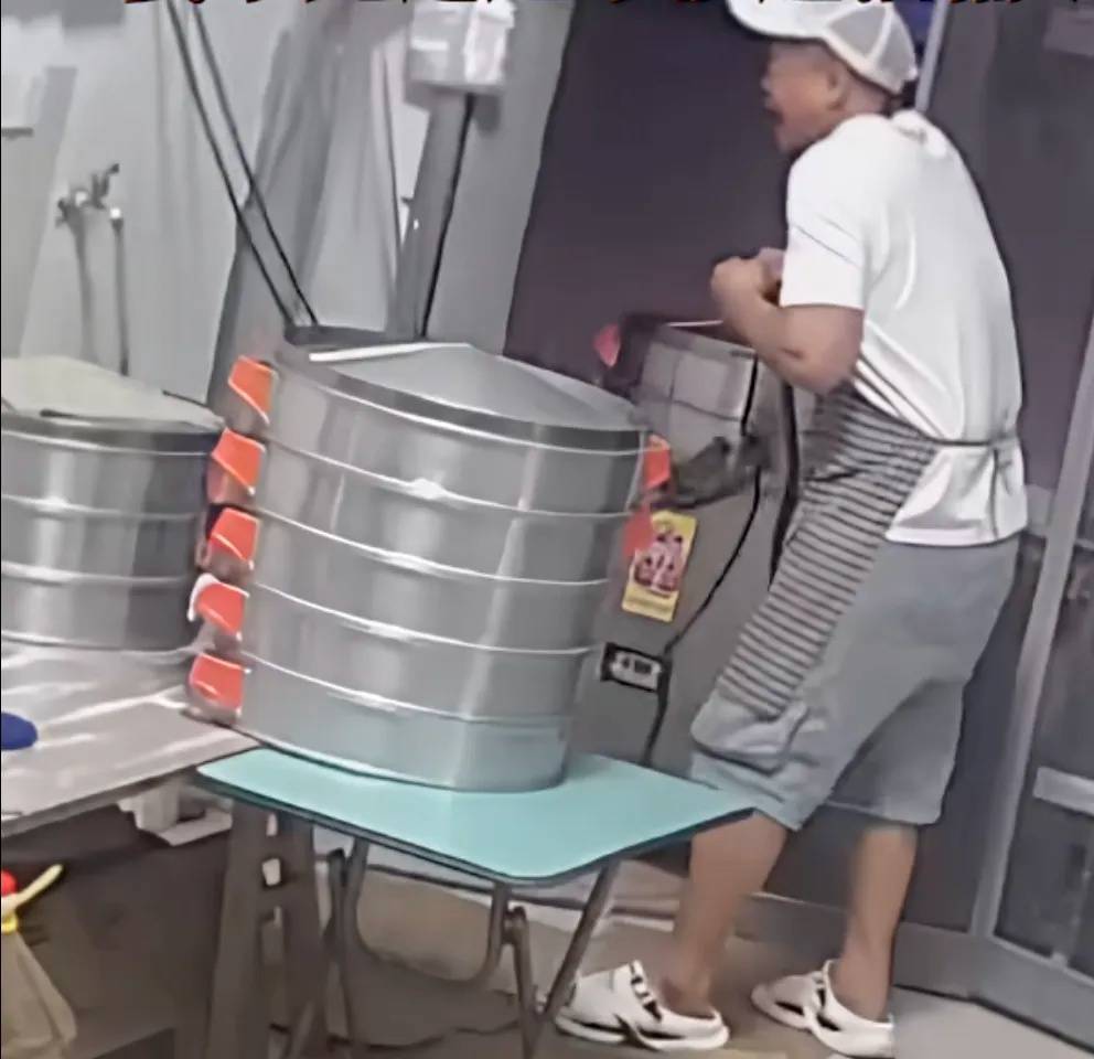 皇冠信用网出租足球_妻子抄起20斤油桶砸老公皇冠信用网出租足球,“晚10秒,后果不堪设想……”