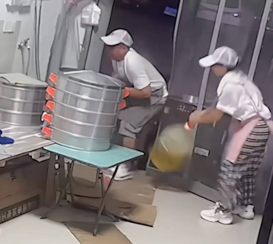 皇冠信用网出租足球_妻子抄起20斤油桶砸老公皇冠信用网出租足球,“晚10秒,后果不堪设想……”