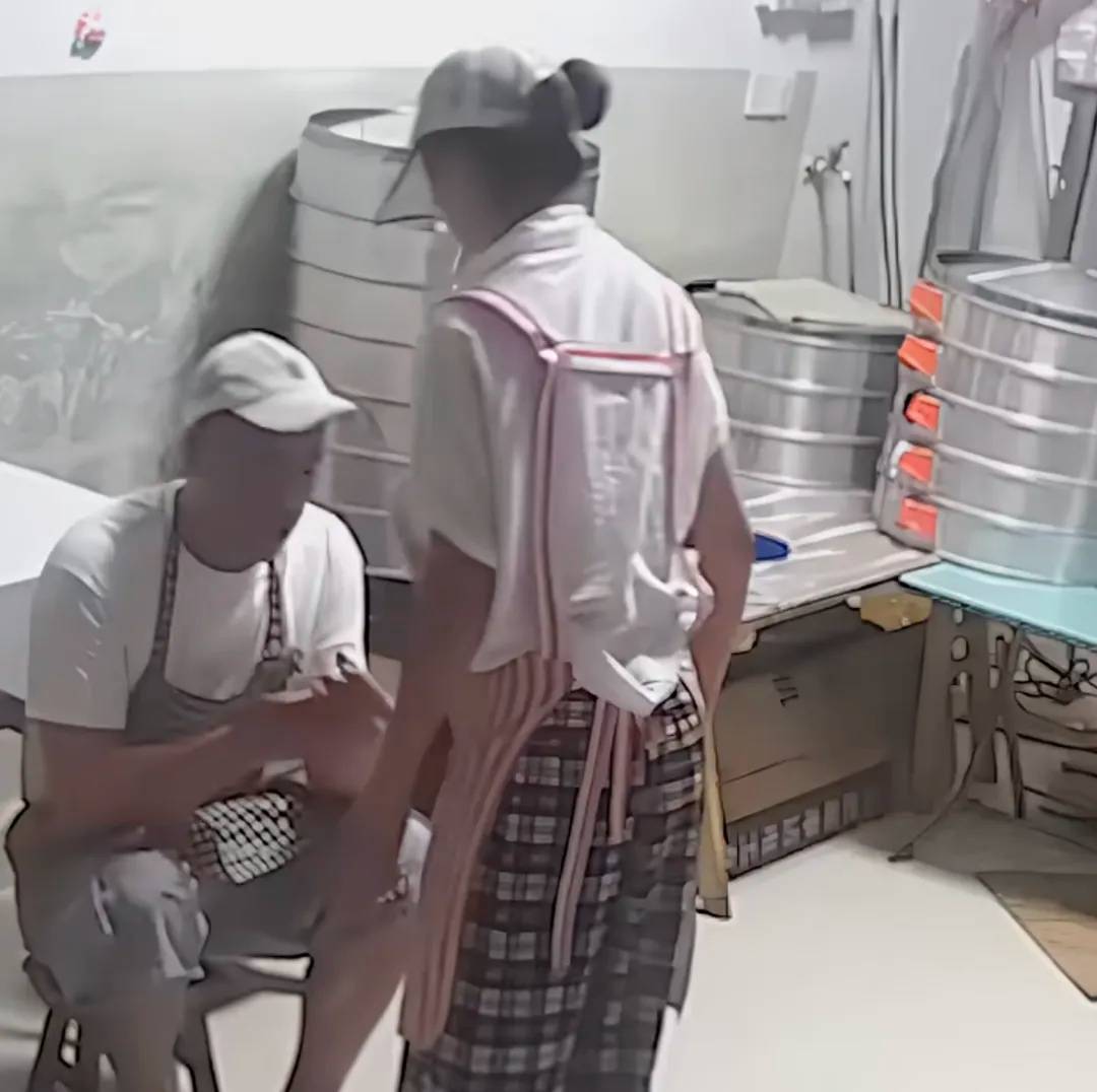 皇冠信用网出租足球_妻子抄起20斤油桶砸老公皇冠信用网出租足球,“晚10秒,后果不堪设想……”