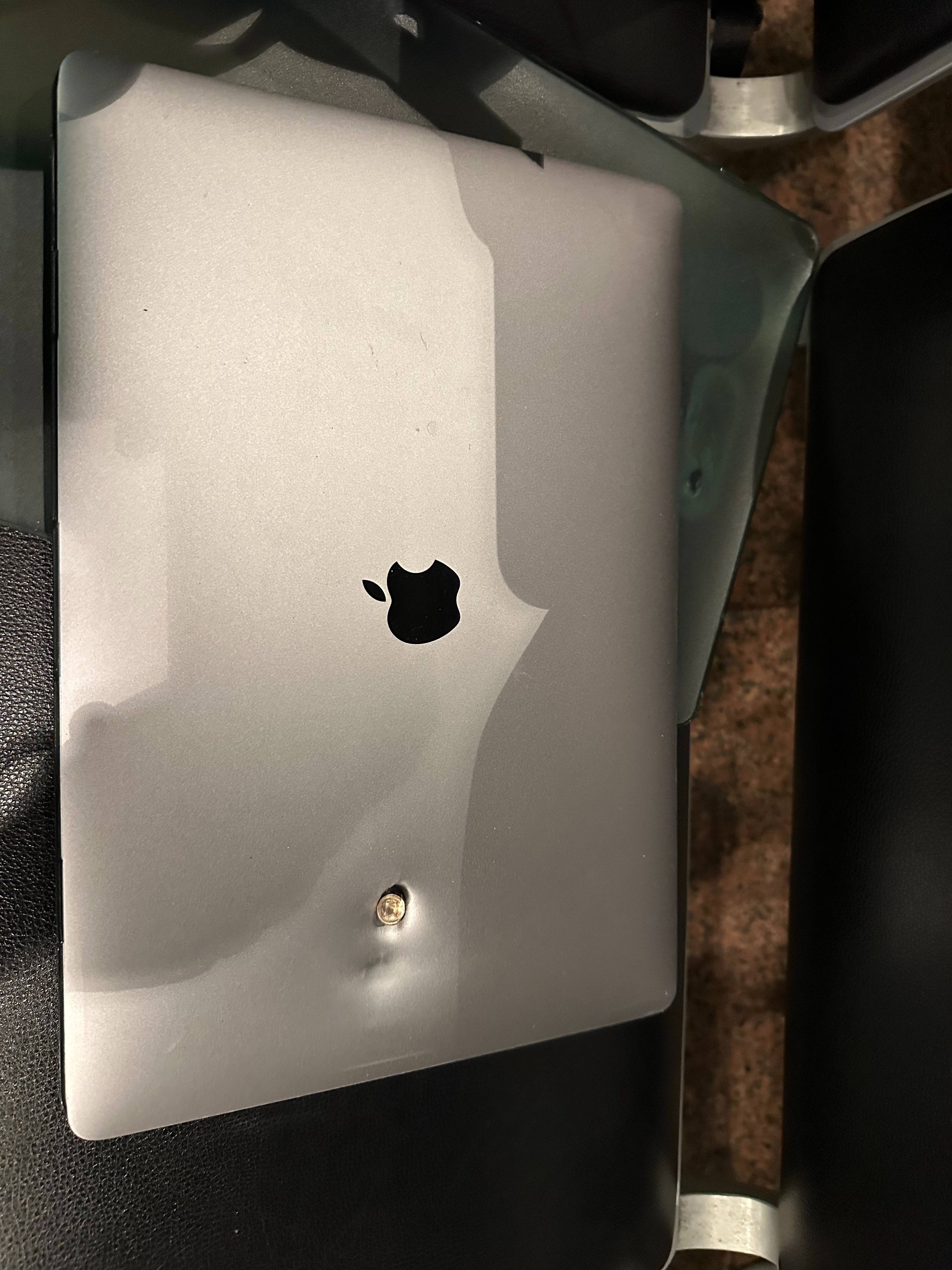 皇冠信用网会员申请_中国小伙在巴西遭持枪抢劫皇冠信用网会员申请,逃跑时对方开枪,事后发现子弹打进电脑:犯“禁忌”被盯上