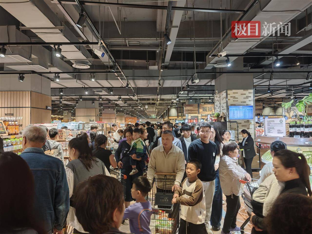 皇冠信用網賬號_中秋夜的新乡胖东来能有多少人?多个收银口排起长队皇冠信用網賬號,有顾客举着购物篮在人群中穿行