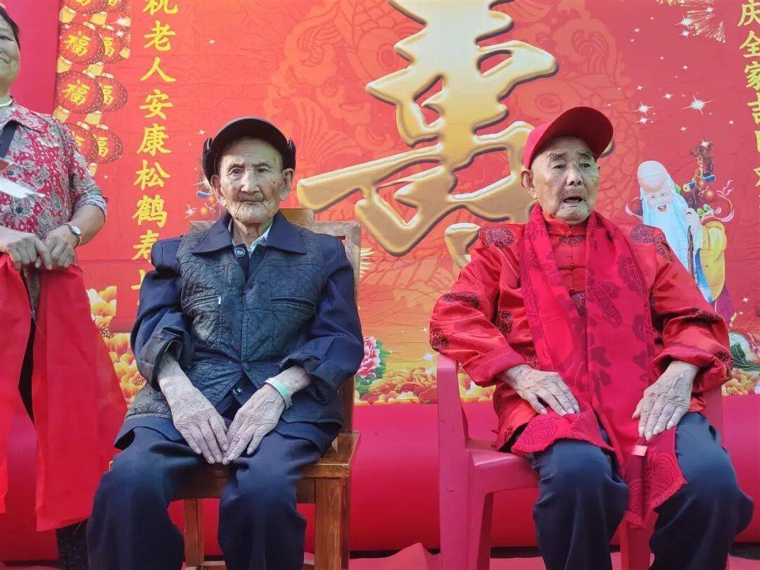 皇冠信用網出租代理_重庆103岁哥哥参加100岁弟弟生日宴皇冠信用網出租代理,家人:他俩粗茶淡饭从不挑食,家族有长寿基因