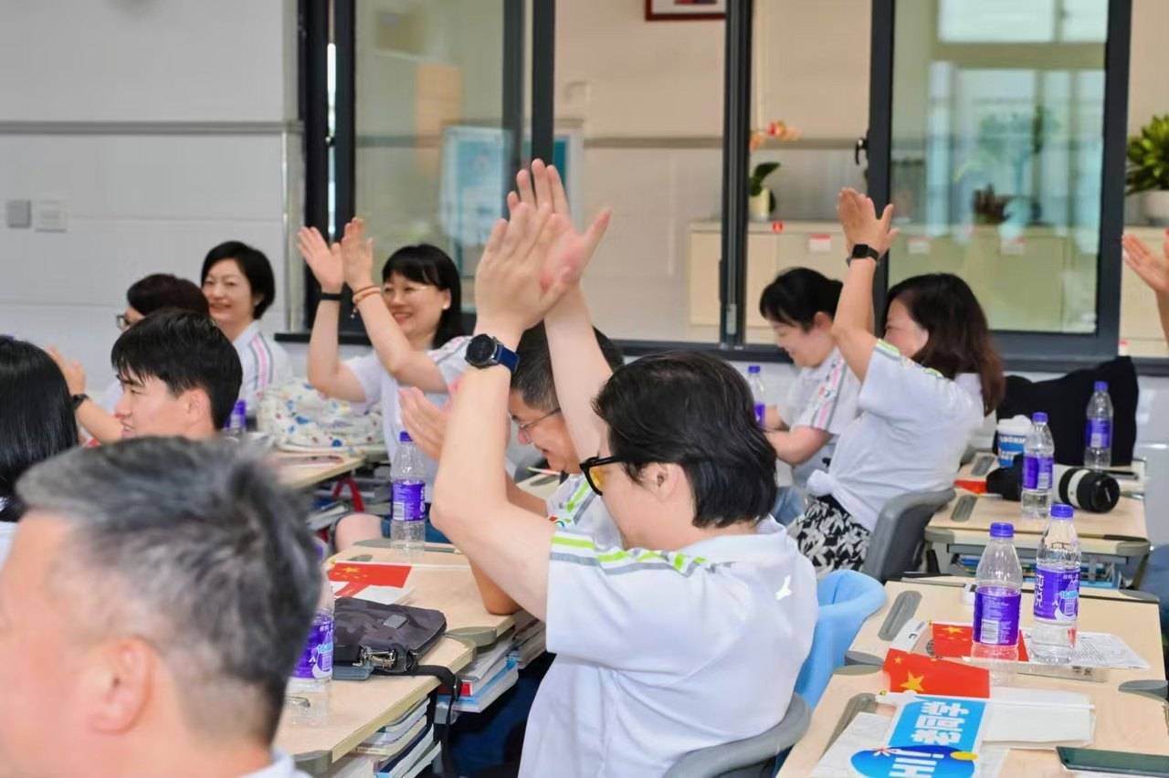 皇冠2登录welcome_那个让老师骄傲的“调皮”班级!30年同学聚会皇冠2登录welcome,还伴有一封来自贵州的感谢信