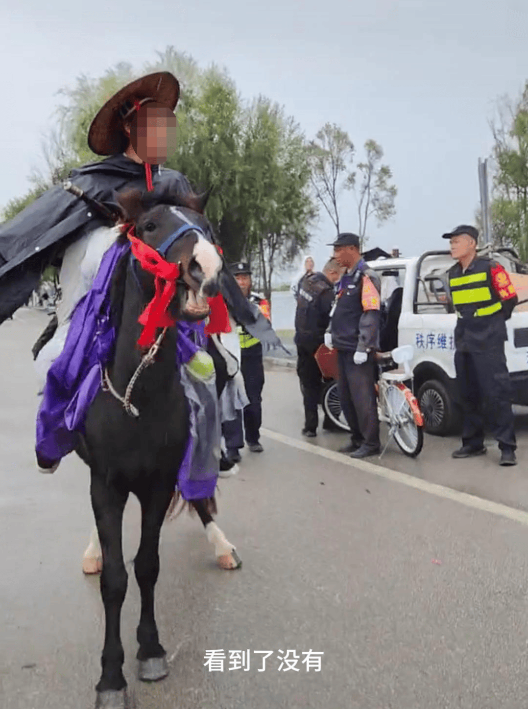 皇冠信用网开户_男子骑马在大理洱海廊道与保安起冲突 当地政府:廊道禁止机动车和马匹入内