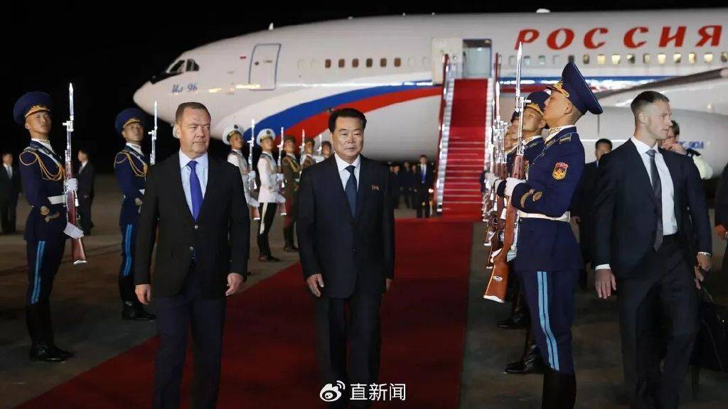 皇冠信用网账号申请_梅德韦杰夫抵朝鲜时发帖:朋友依然相伴皇冠信用网账号申请,敌人则瑟缩颤抖