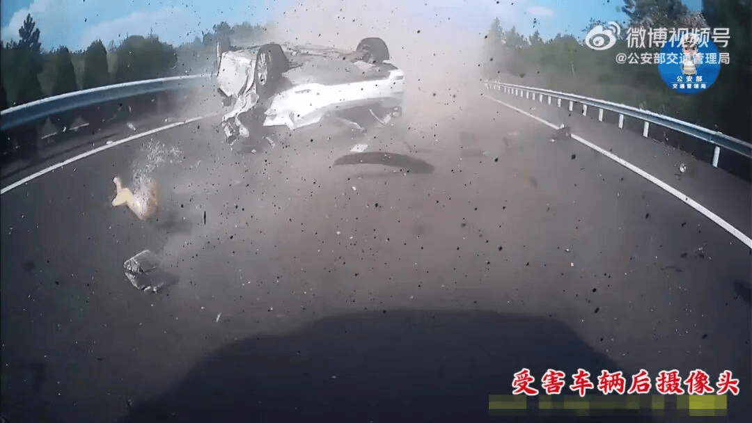 皇冠信用网在线注册_“我撒谎天打雷劈!”男子高速突然强行变道致翻车皇冠信用网在线注册,反诬赖对方