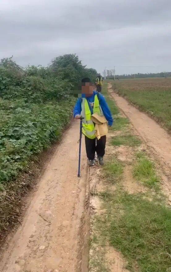 皇冠官网_湖北一男子辞掉月薪2万元工作皇冠官网,带9岁儿子徒步千里,计划60天走到山东……原因让人泪目