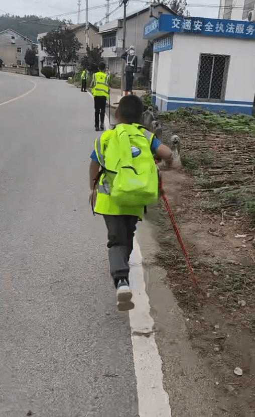 皇冠官网_湖北一男子辞掉月薪2万元工作皇冠官网,带9岁儿子徒步千里,计划60天走到山东……原因让人泪目