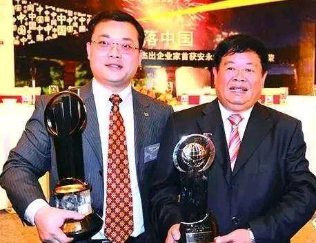 皇冠信用盘代理
_79岁“玻璃大王”曹德旺卸任福耀玻璃董事长皇冠信用盘代理
,正式交棒长子曹晖