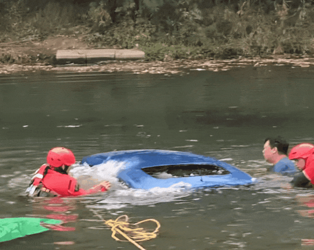 怎么开皇冠信用網
_女儿被困坠河车内怎么开皇冠信用網
,父亲借渔网撬门救女,关键时刻......