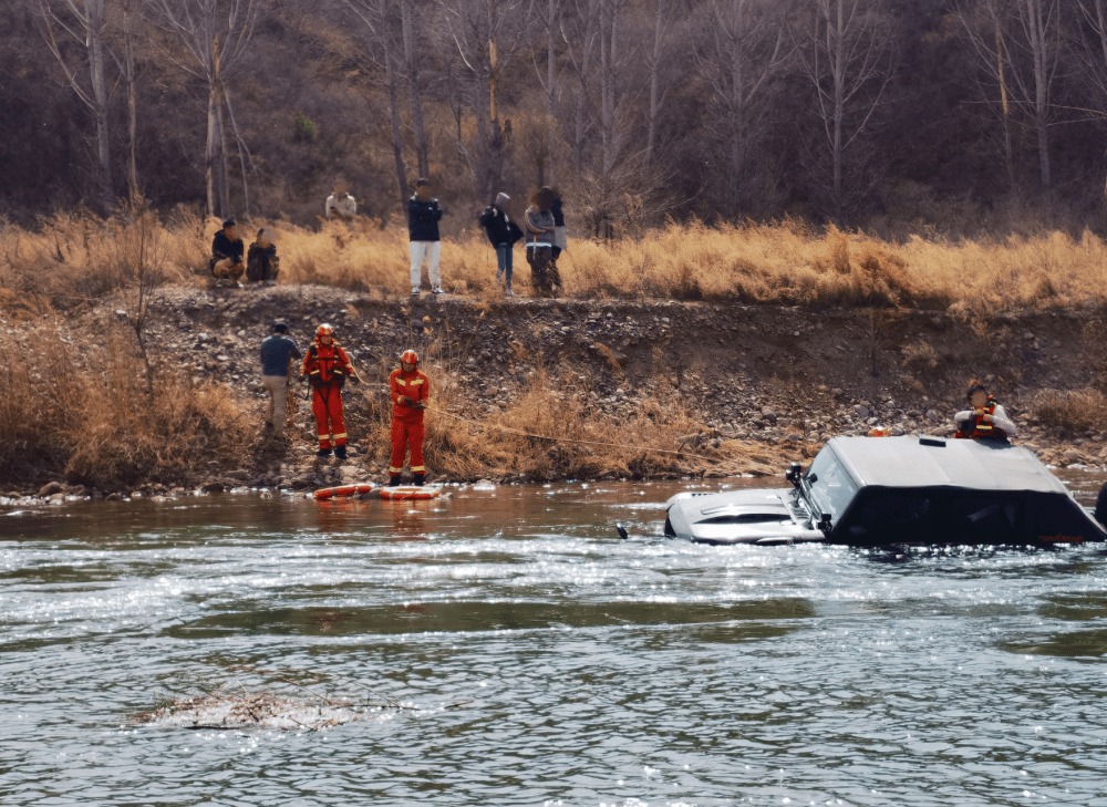 怎么开皇冠信用網
_女儿被困坠河车内怎么开皇冠信用網
,父亲借渔网撬门救女,关键时刻......