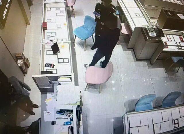 2022年世界杯盘口
_股市套现170万元后2022年世界杯盘口
,杭州男子豪购300克金条!老板当场报警……