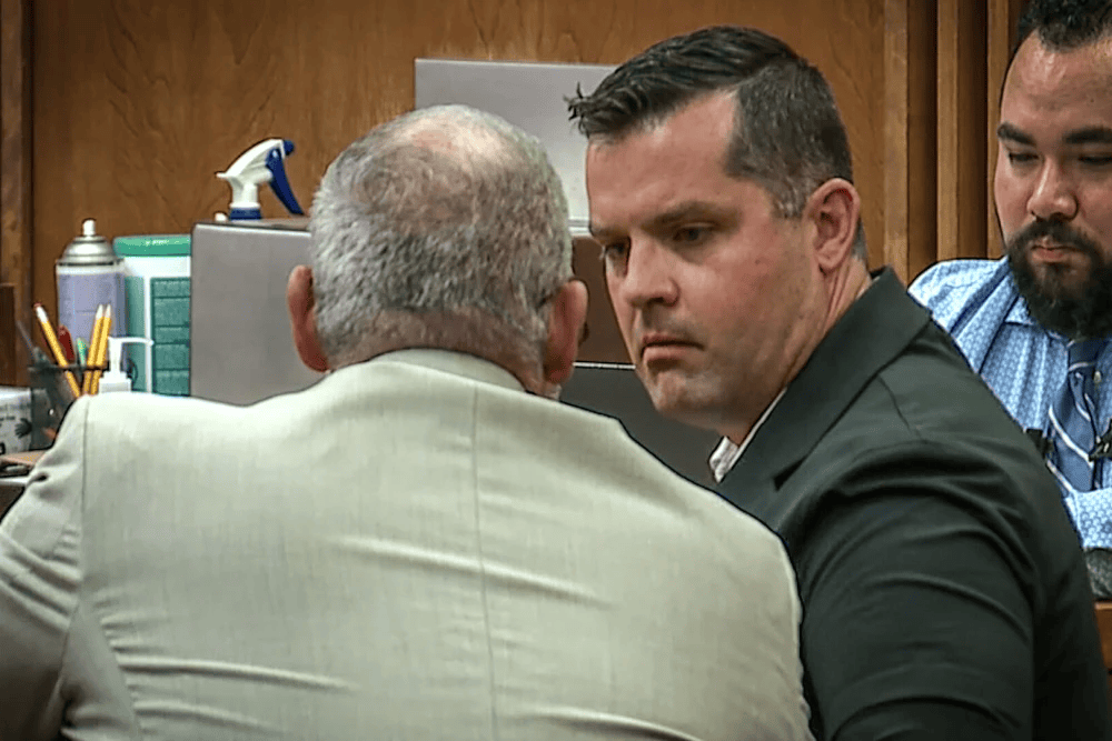 正版皇冠信用盘
_42℃高温下正版皇冠信用盘
,美国一父亲在家看片喝酒,将2岁女儿留在车内致身亡,入狱前自杀