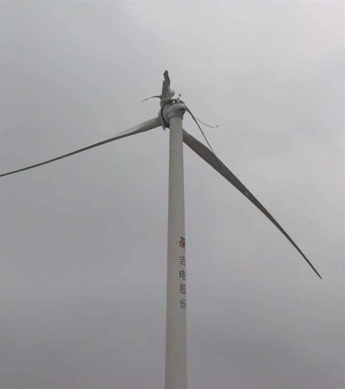 皇冠信用平台出租出售
_九江一架风力发电机叶片空中断裂皇冠信用平台出租出售
,目击者称“玻璃纤维满天飞”,当地:正在处理