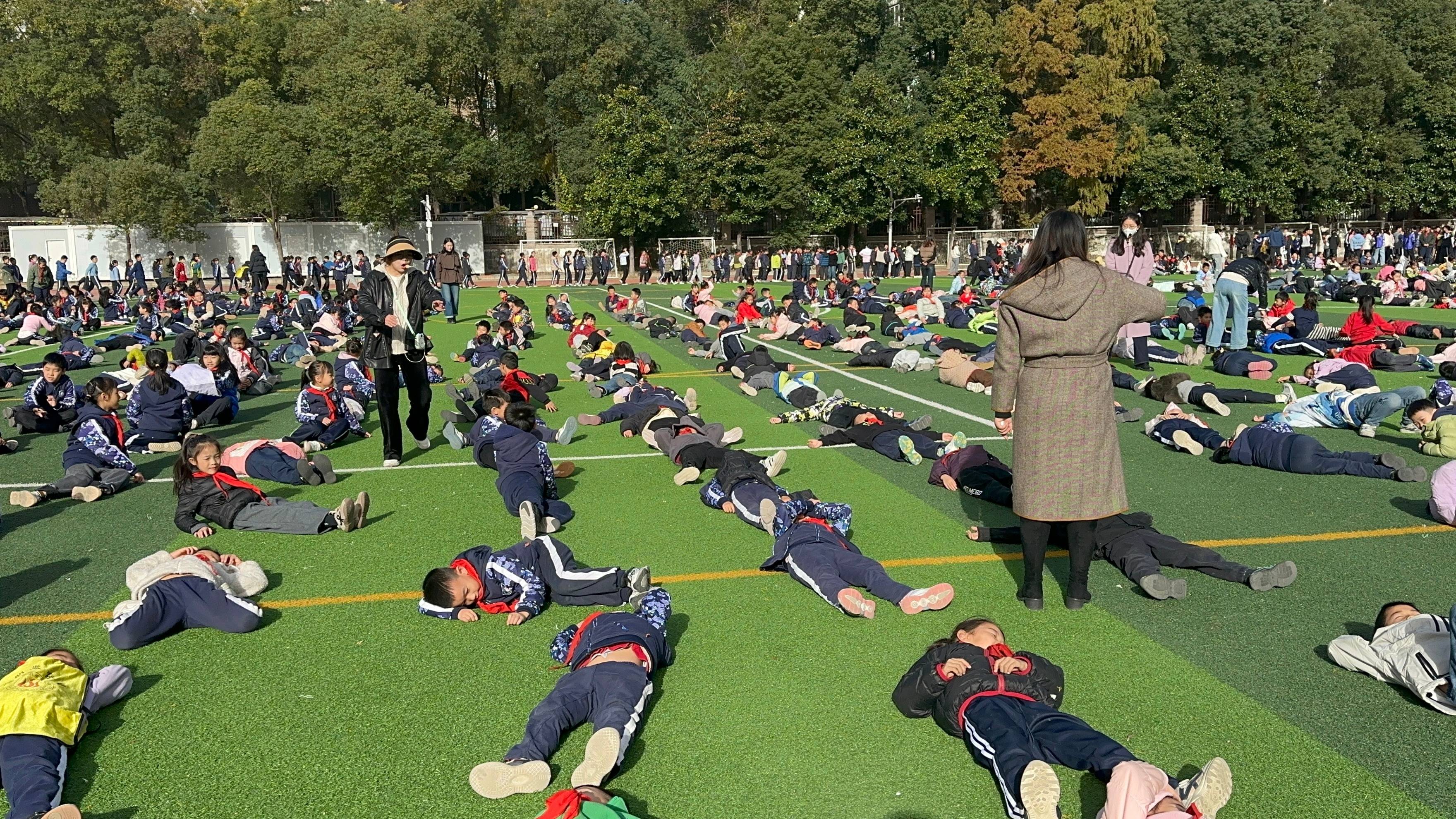 皇冠信用盘登2代理
_武汉一学校大课间秒变大型“晒娃”现场皇冠信用盘登2代理
，1700名学生乐得在操场上打滚，乐在其中