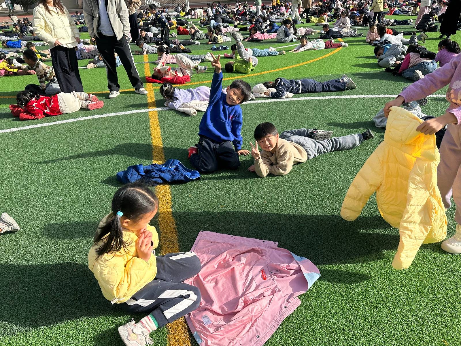 皇冠信用盘登2代理
_武汉一学校大课间秒变大型“晒娃”现场皇冠信用盘登2代理
，1700名学生乐得在操场上打滚，乐在其中