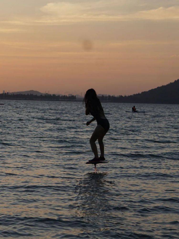 世界杯皇冠平台
_武汉姑娘“水上漂”走红世界杯皇冠平台
，网友：哪里来的女侠？