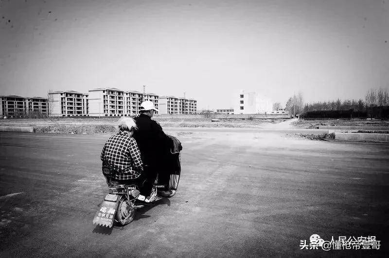 皇冠足球平台代理申请_中国警察向昆明劫匪下跪皇冠足球平台代理申请，这一跪，跪出多少人的眼泪