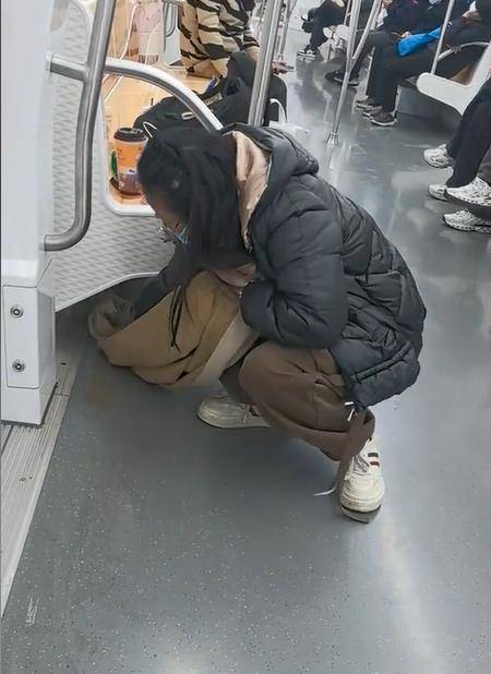 印第安纳步行者 vs 克里夫兰骑士
_苏州一女乘客打翻奶茶后用围巾擦地印第安纳步行者 vs 克里夫兰骑士
,地铁:准备了新围巾和大礼包