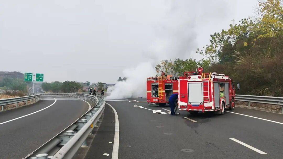 孟菲斯灰熊vs波士顿凯尔特人
_四川高速上一汽车突发自燃!车内两人闻到异味后果断弃车孟菲斯灰熊vs波士顿凯尔特人
,成功逃生