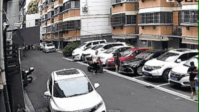 皇冠信用盘账号开通
_砰!浙江女子刚坐进车里皇冠信用盘账号开通
,一把菜刀砸在眼前,随后剪刀又飞来