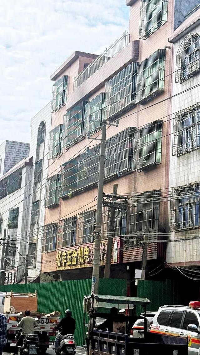 皇冠登3代理_一家四代12人皇冠登3代理，火灾中丧生背后