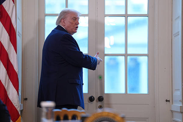 皇冠网址_特朗普直接把纸条内容念出来了皇冠网址，鲁比奥快“碎”了…