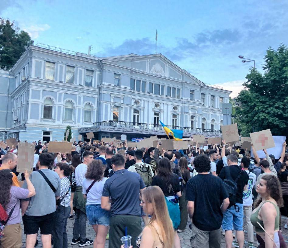 皇冠账号
_第18次续命皇冠账号
,乌克兰最高拉达批准,泽连斯基还要接着当总统,战时状态又延长90天