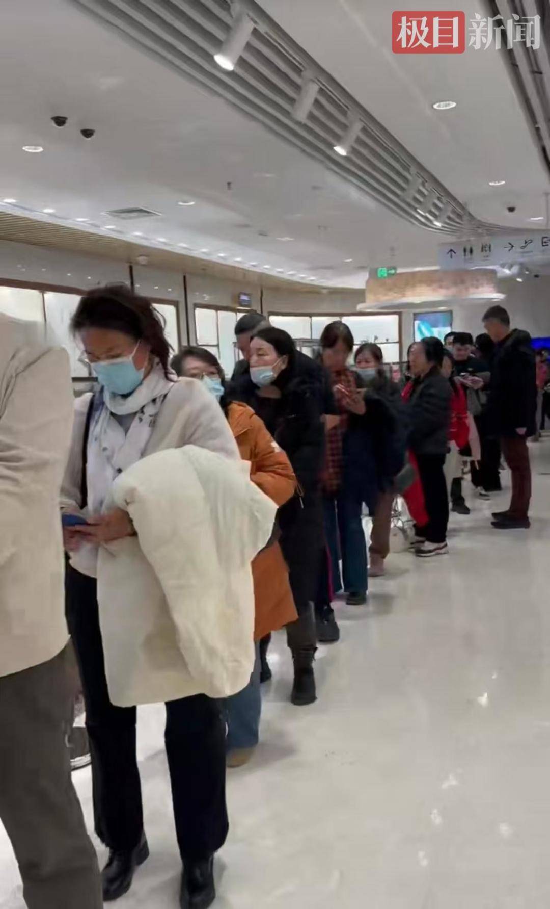 皇冠信用网会员申请_实探金价暴跌后的北京菜百:顾客排长队出售黄金皇冠信用网会员申请,店方回购业务已达上限