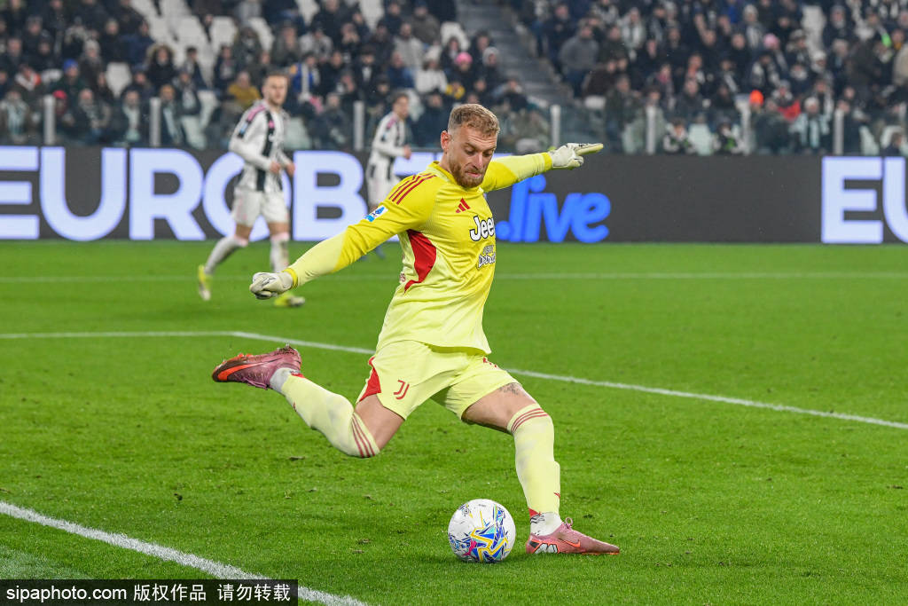 皇冠信用平台出租出售_气炸了!凯利被直红罚下皇冠信用平台出租出售,下场后怒踹墙壁后走进通道